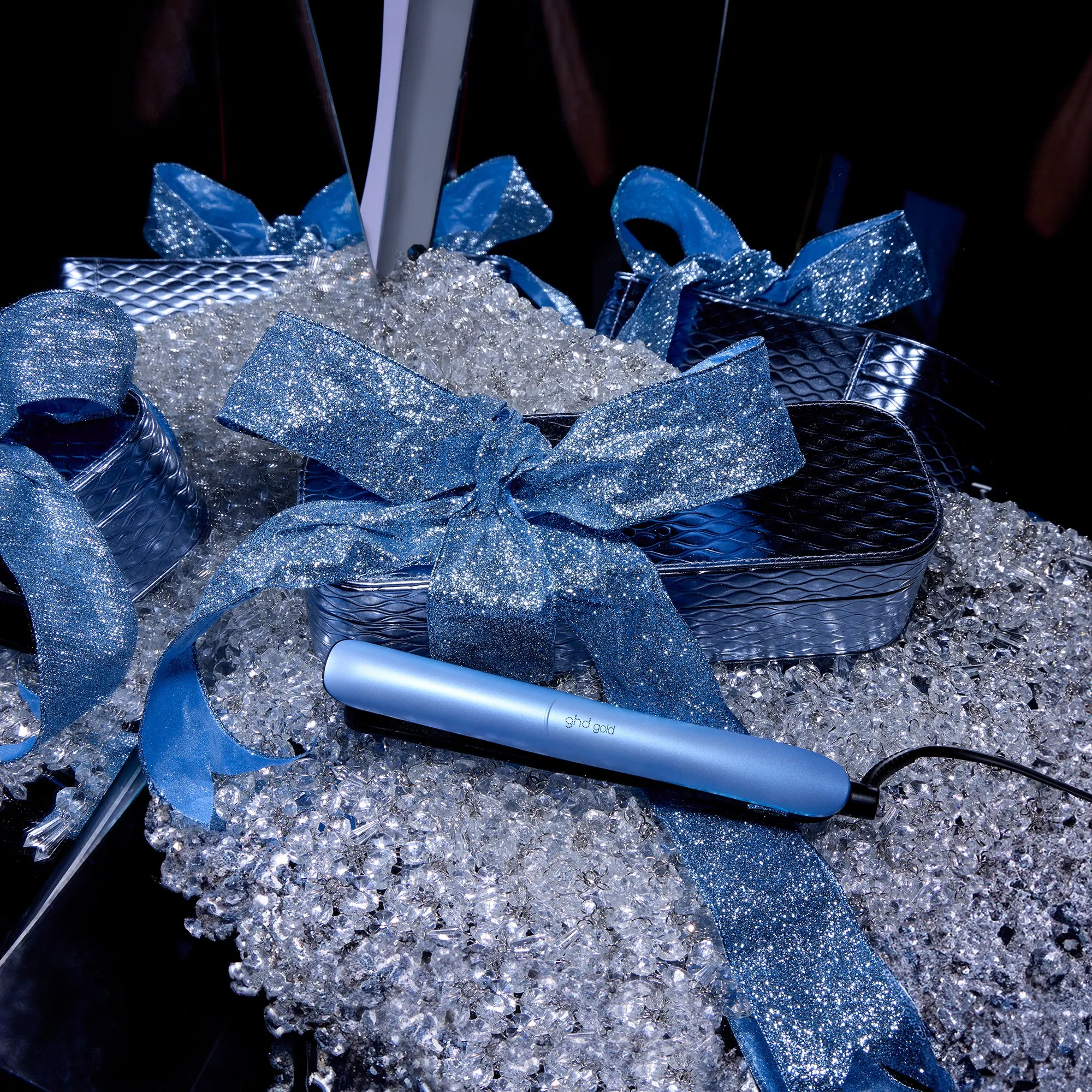 ghd Gold Limited-Edition Gift Set - Hair Straightener in Icy Blue